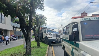 El Salvador: Camión pierde el control, derriba postes eléctricos y deja cuatro lesionados en el bulevar Los Próceres