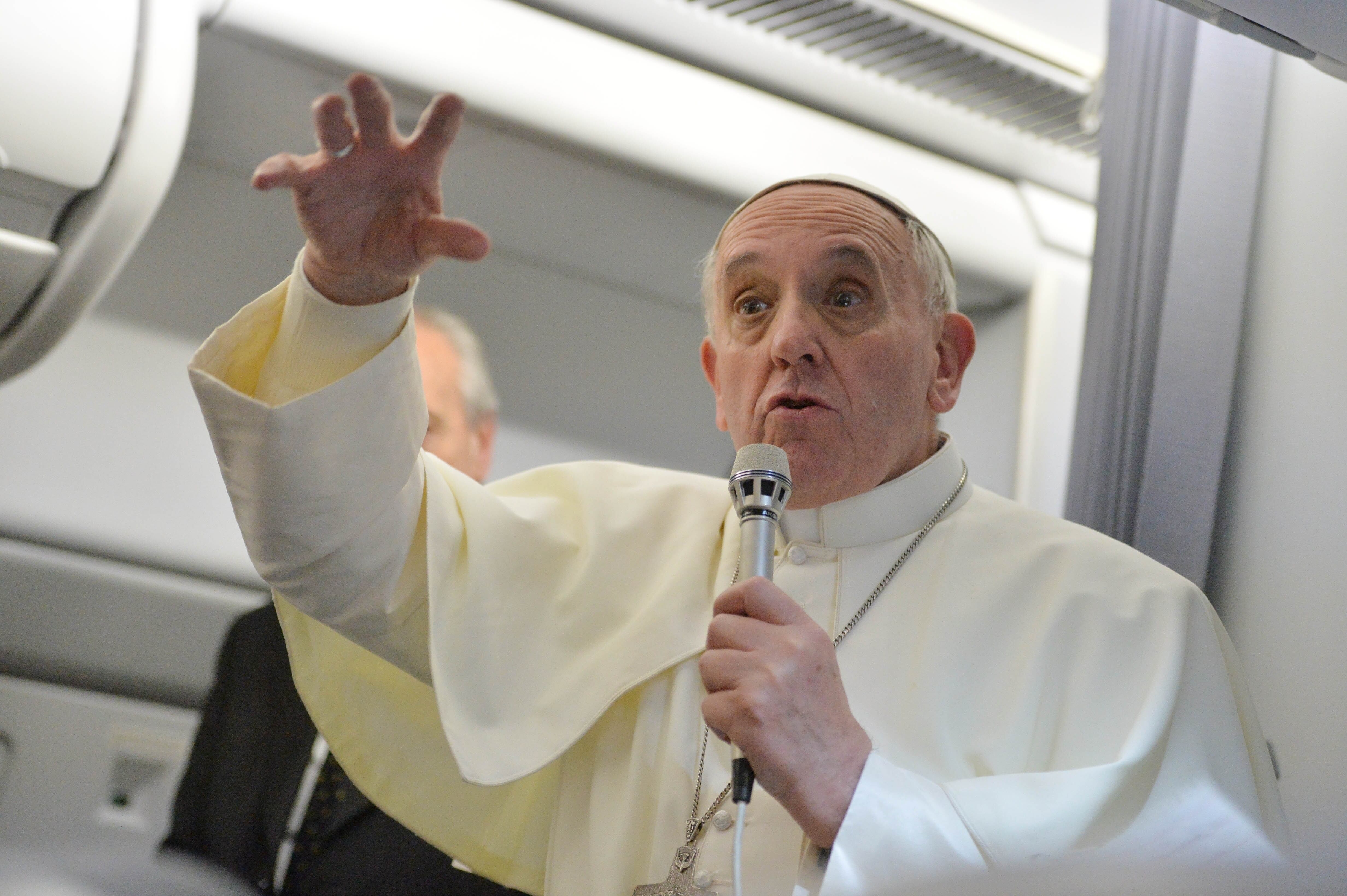 El papa Francisco responde a preguntas de periodistas durante una conferencia de prensa a bordo del avión papal a su regreso de Brasil, el lunes 29 de julio de 2013. (AP Foto/Luca Zennaro, Pool, Achivo)