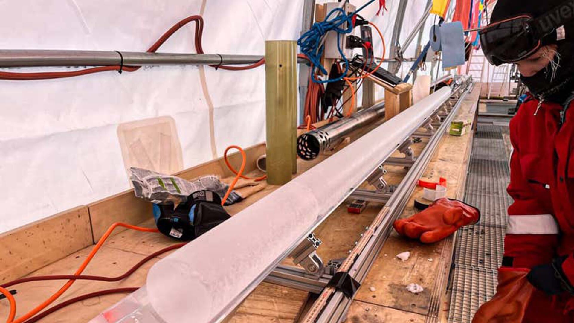 El equipo de Beyond EPICA ha extraído el núcleo de hielo más antiguo hasta la fecha, que registra 1,2 millones de años del clima de la Tierra (PNRA, IPEV)