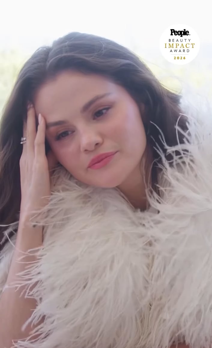 Selena Gomez explicó que ya no teme envejecer y que no intenta reproducir la estética de 2016 que marcó una etapa caótica de su carrera. (Instagram/@people)