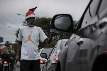 Un joven al pedir limosna