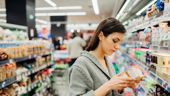 Las fechas en los alimentos no indican peligro y tirar comida por ellas es un desperdicio evitable