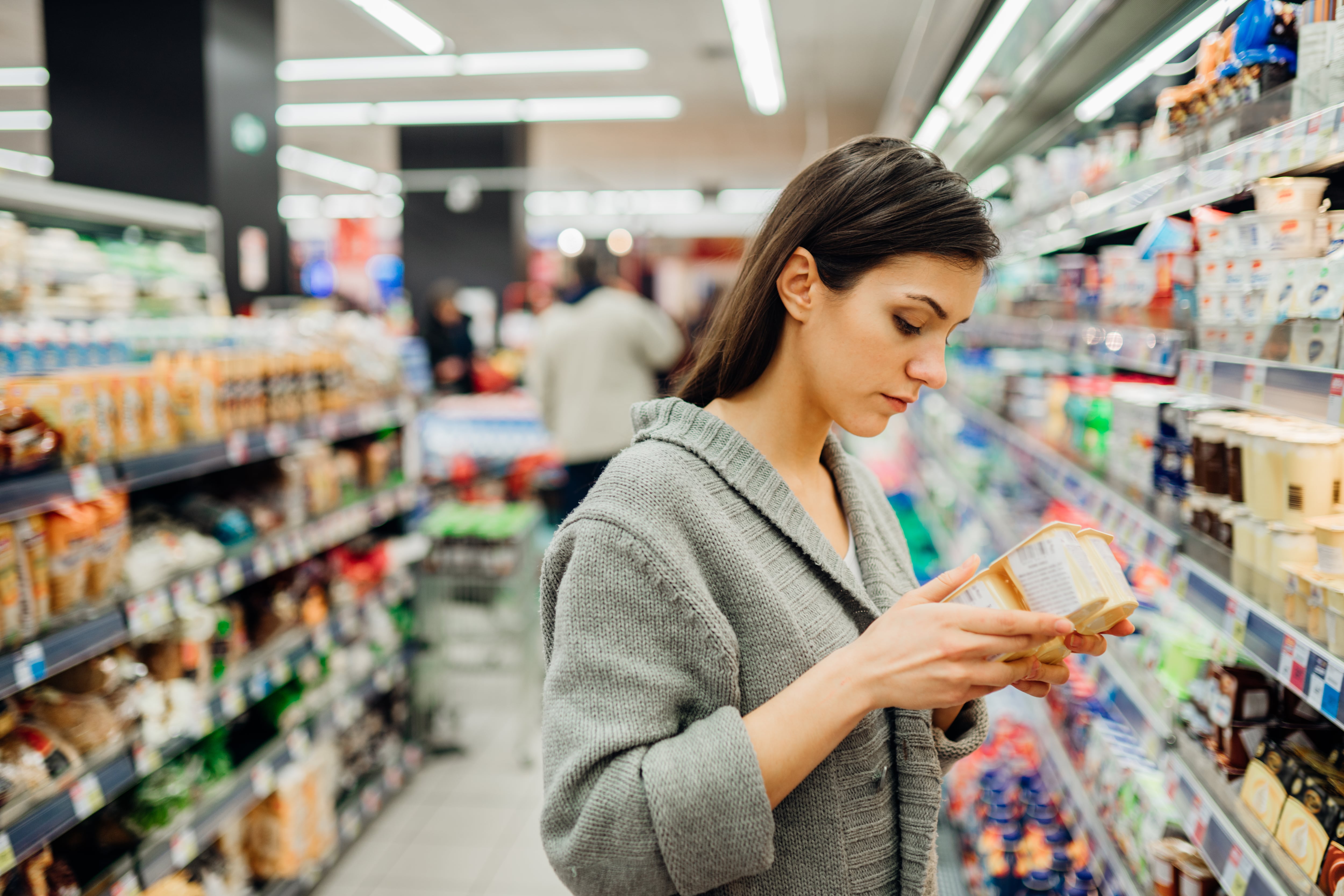 El proyecto Food Date Labeling Act surge para terminar con la confusión generada por las fechas impresas en los envases de alimentos (Adobe Stock)