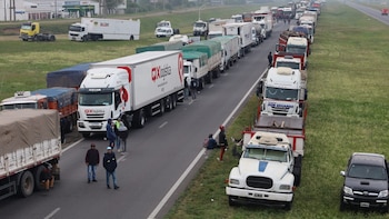 Fleteros bloquean la autopista Buenos