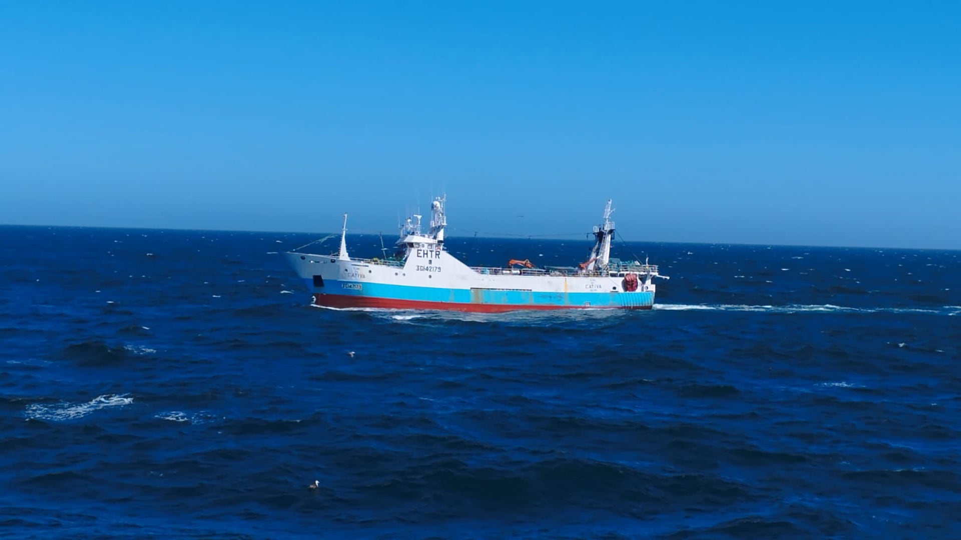 El buque arrastrero español Playa Da Cativa, detectado haciendo pesca ilegal en la Zona Económica Exclusiva o Mar Argentino, navegando durante 45 minutos a una velocidad inferior a cuatro nudos