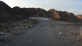 A varios metros de distancia,