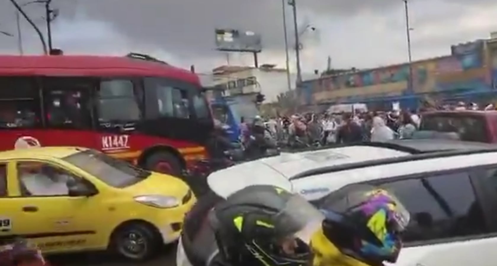 Operativos de recuperación del espacio público motivan las protestas del gremio nocturno, que exige operar en Bogotá hasta las cinco de la mañana - crédito X