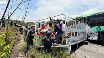 Accidente entre autobús de pasajeros y vehículo de la Guardia Nacional deja un muerto y 15 heridos en Chiapas