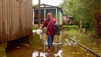Una persona camina por una