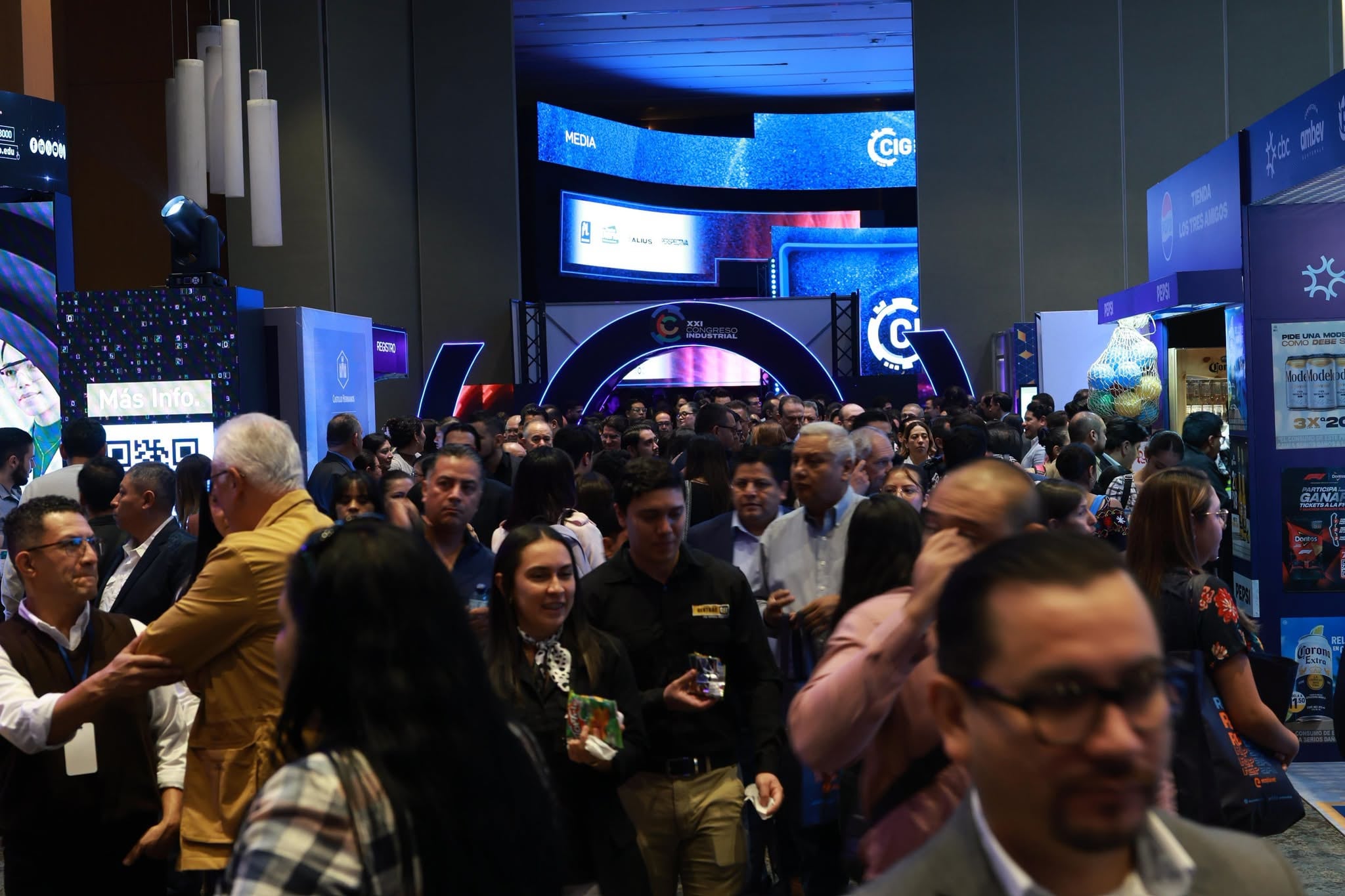 Los asistentes al XXI Congreso Industrial transitan por el área de exposiciones y estands informativos del evento. (Diario de Centroamérica)