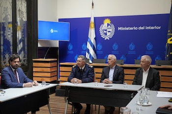 Encargado de Negocios de Estados Unidos en Uruguay, Chris Andino, junto al director de la Policía Nacional, José Azambuya, y el ministro del Interior, Carlos Negro (Ministerio del Interior)