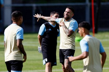 Nicolás Otamendi sonríe en el
