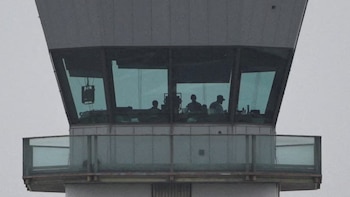 Controladores de Tráfico Aéreo Supervisan Operaciones desde la Torre