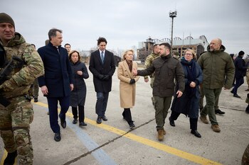 El presidente de Ucrania, Volodymyr Zelensky, la presidenta de la Comisión Europea, Ursula von der Leyen, la primera ministra italiana, Giorgia Meloni, el primer ministro de Bélgica, Alexander De Croo, y el primer ministro de Canadá, Justin Trudeau, caminan antes de una declaración conjunta durante una ceremonia de entrega de premios en un aeródromo de la ciudad de Hostomel, en el segundo aniversario de la invasión rusa de Ucrania, a las afueras de Kiev, 24 de febrero de 2024.