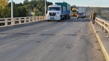 Baches en la cinta asfáltica en el Puente sobre el Río Colorado