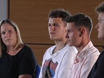 Sarah Sands junto a su