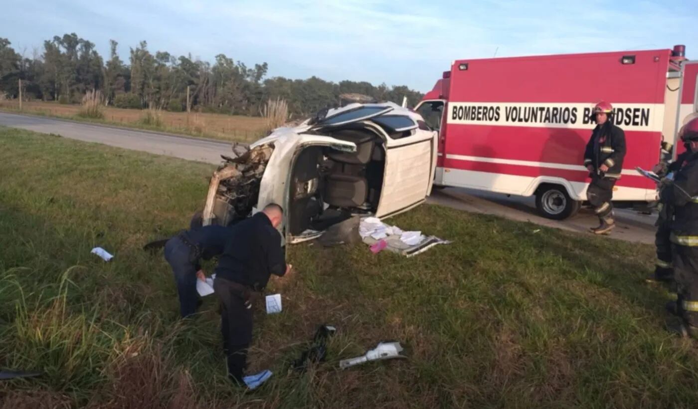 El siniestro se produjo cuando la camioneta Ford Eco Sport en la que viajaban los tres jóvenes despistó y volcó a la altura del barrio Los Bosquecitos