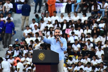 Nayib Bukele, presidente de El Salvador anuncia 50 mil becas para estudiantes en 2026