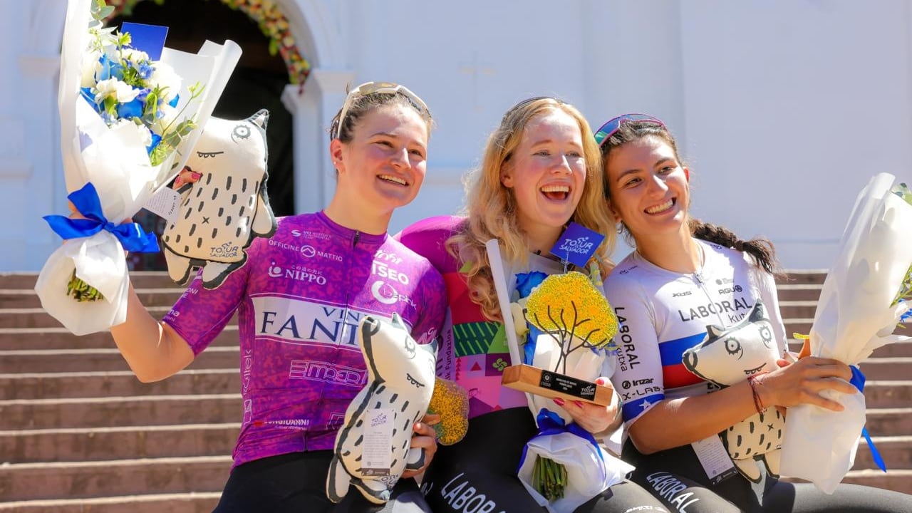El Laboral Kutxa-Euskadi sumó su octavo triunfo en el Tour El Salvador tras el Grand Prix Usulután, fortaleciendo su liderazgo en el ciclismo femenino internacional. Foto cortesía Secretaría Presidencia