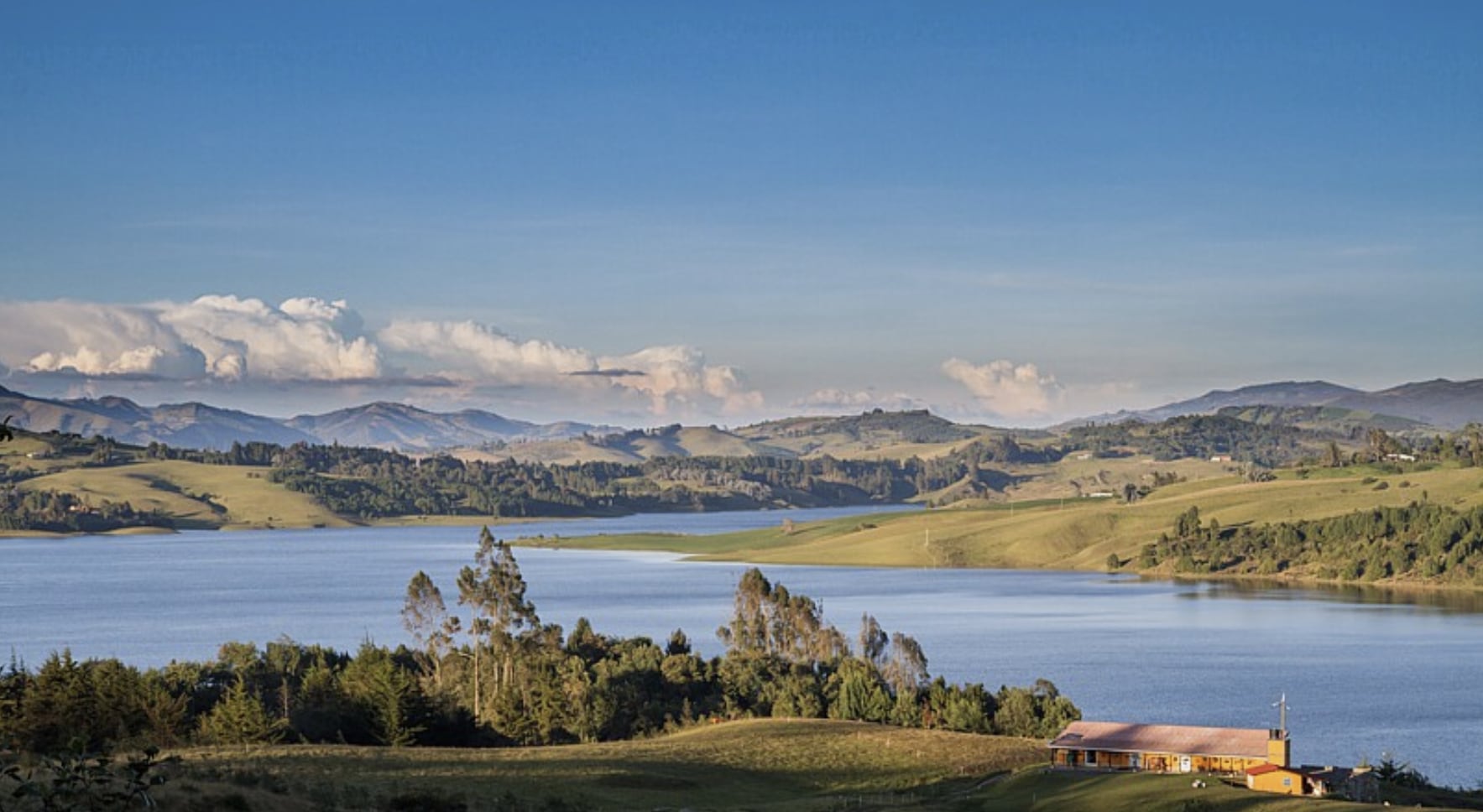 El embalse del Sisga alcanzó el 99,8% de su capacidad y requirió descargas técnicas de siete metros cúbicos por segundo para evitar reboses - crédito Organización Colparques