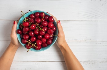 Un puñado de cerezas (Freepik)