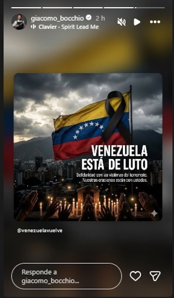 Bandera de Venezuela con lazo de luto. Texto: Venezuela está de luto, solidaridad por terremoto. Manos rezando y velas encendidas sobre ciudad nocturna