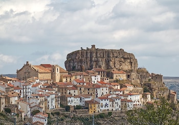 Una elevación del terreno con casas encalladas en la ladera.