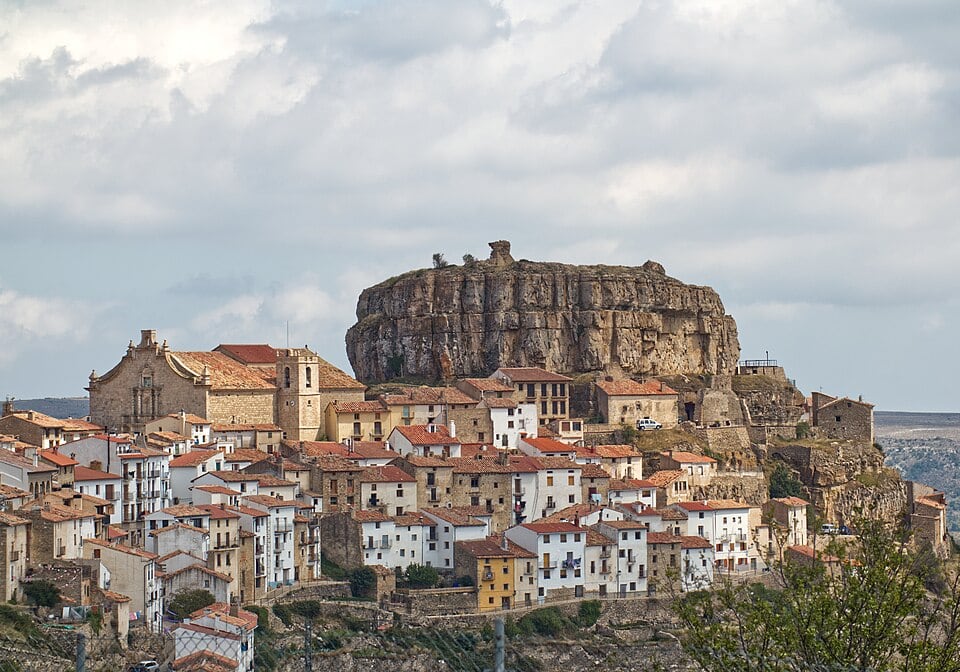 Ares del Maestrat se asienta sobre una gran elevación de terreno que en su día fue muy apreciada por su valor estratégico y visualización de las cercanías. (Wikimedia/Javier Muñoz)