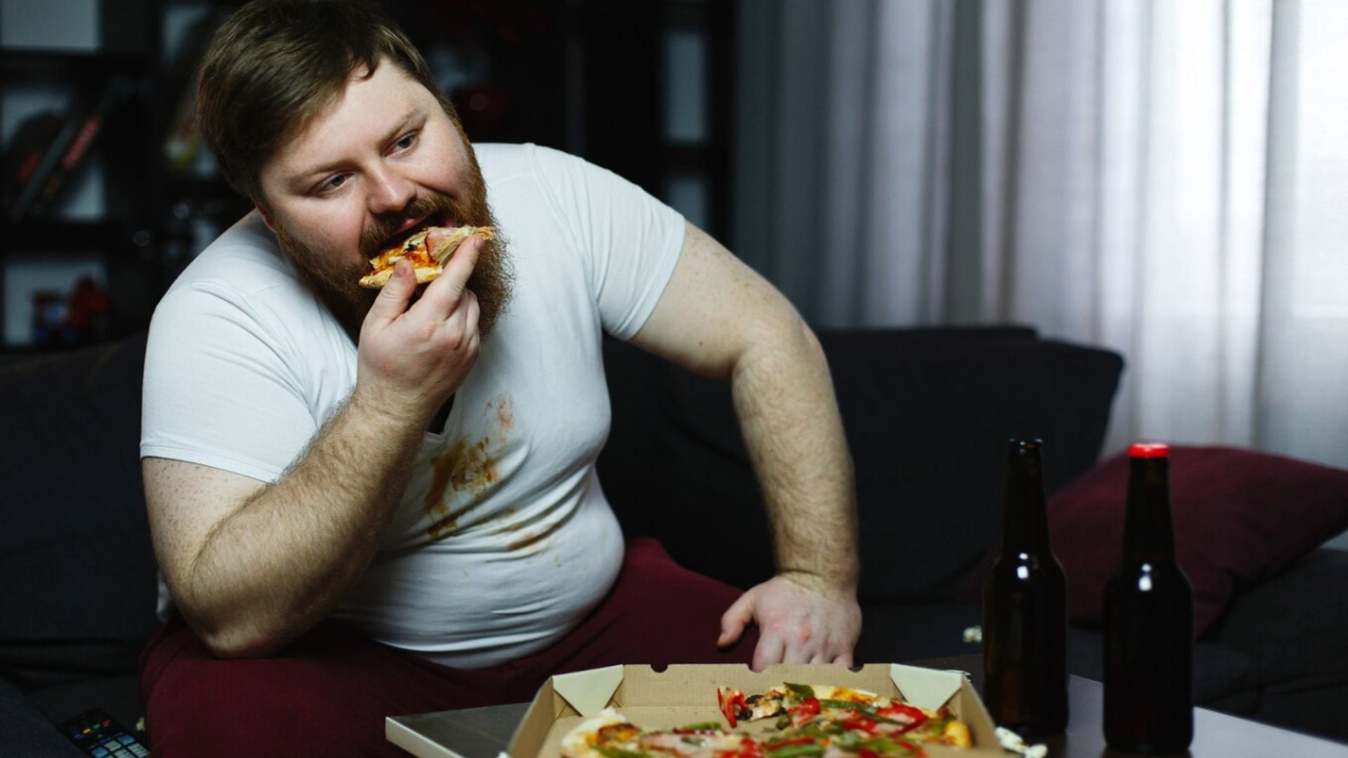 Tragar aire al comer rápido o consumir bebidas carbonatadas se identifica como una de las principales causas de la hinchazón abdominal (Freepik)