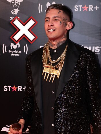 Con un collar realizado en