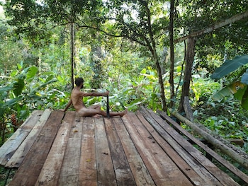 Desnudo y despojado de servicios