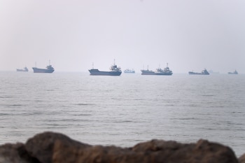Buques comerciales, vistos en el estrecho de Ormuz desde la costa de Bandar Abbas, Irán, el 30 de junio de 2026. (Amirhosein Khorgooi/ISNA vía AP)