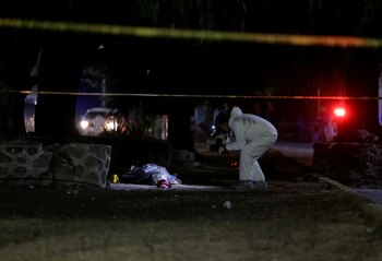 Un trabajador forense en la