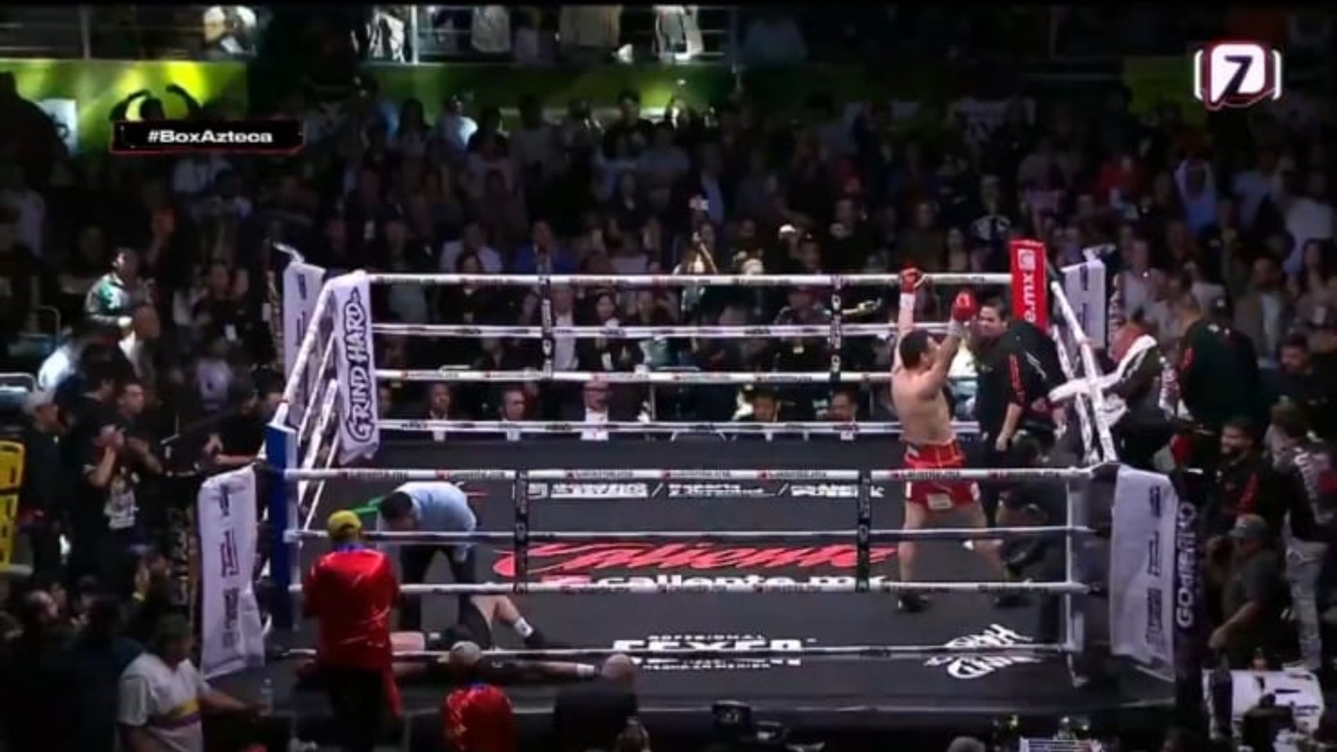 La Dinastía Chávez vivió una gran noche en Puebla el sábado pasado. Julio César Chávez Jr. ganó por nocaut técnico en el primer asalto ante el colombiano Jeison Troncoso (Captura de pantalla | TV Azteca)