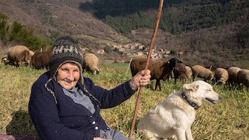 Muere a los 99 años la pastora más longeva de España: llevaba cuidando del ganado desde los 5 años en Cataluña y recibió la Cruz de Sant Jordi en el 2022