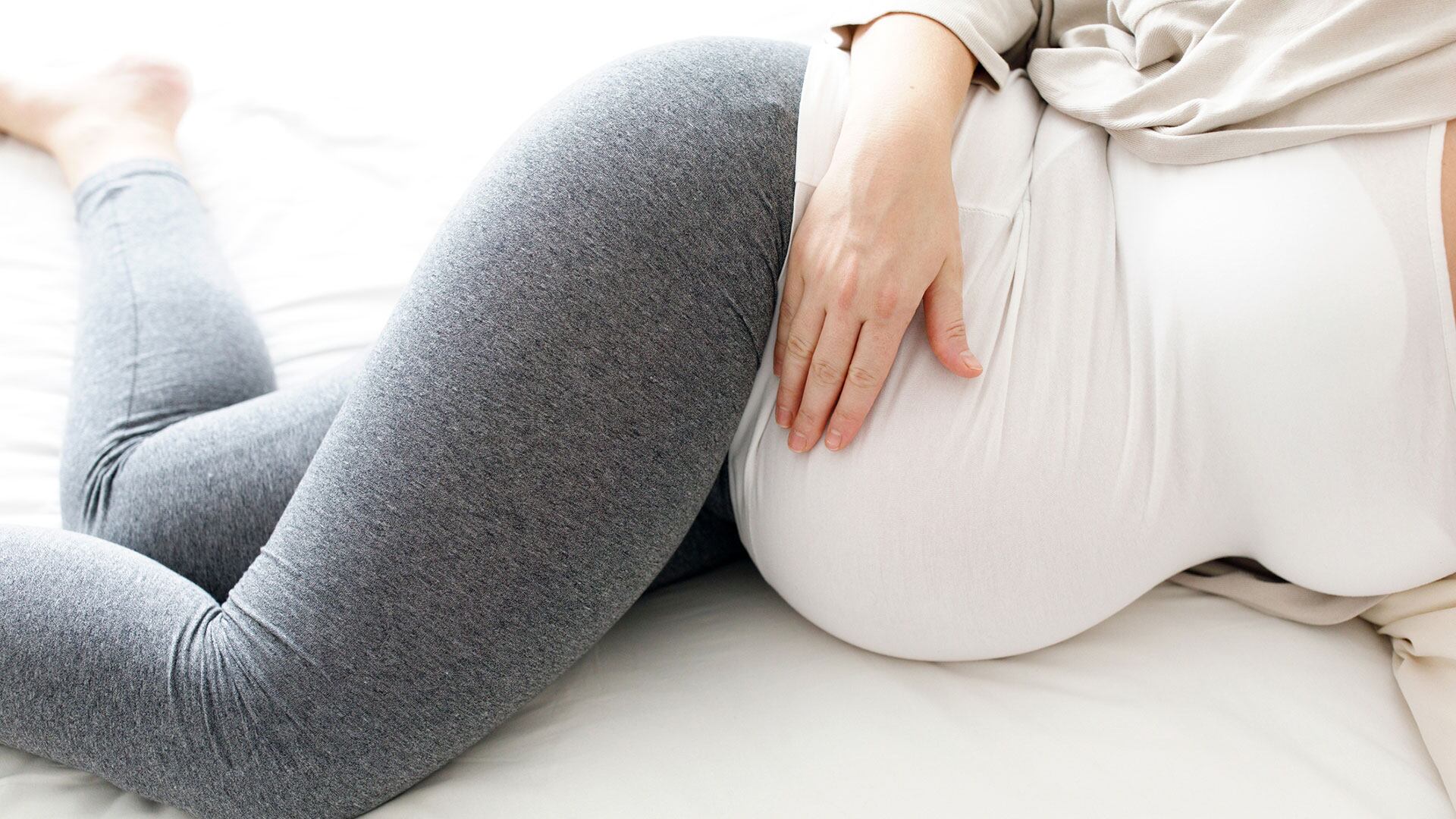 El acuerdo establece formación educativa sobre primera infancia, apoyo familiar, maternidad y paternidad, además de programas de prevención de violencia en Bogotá - crédito Freepik