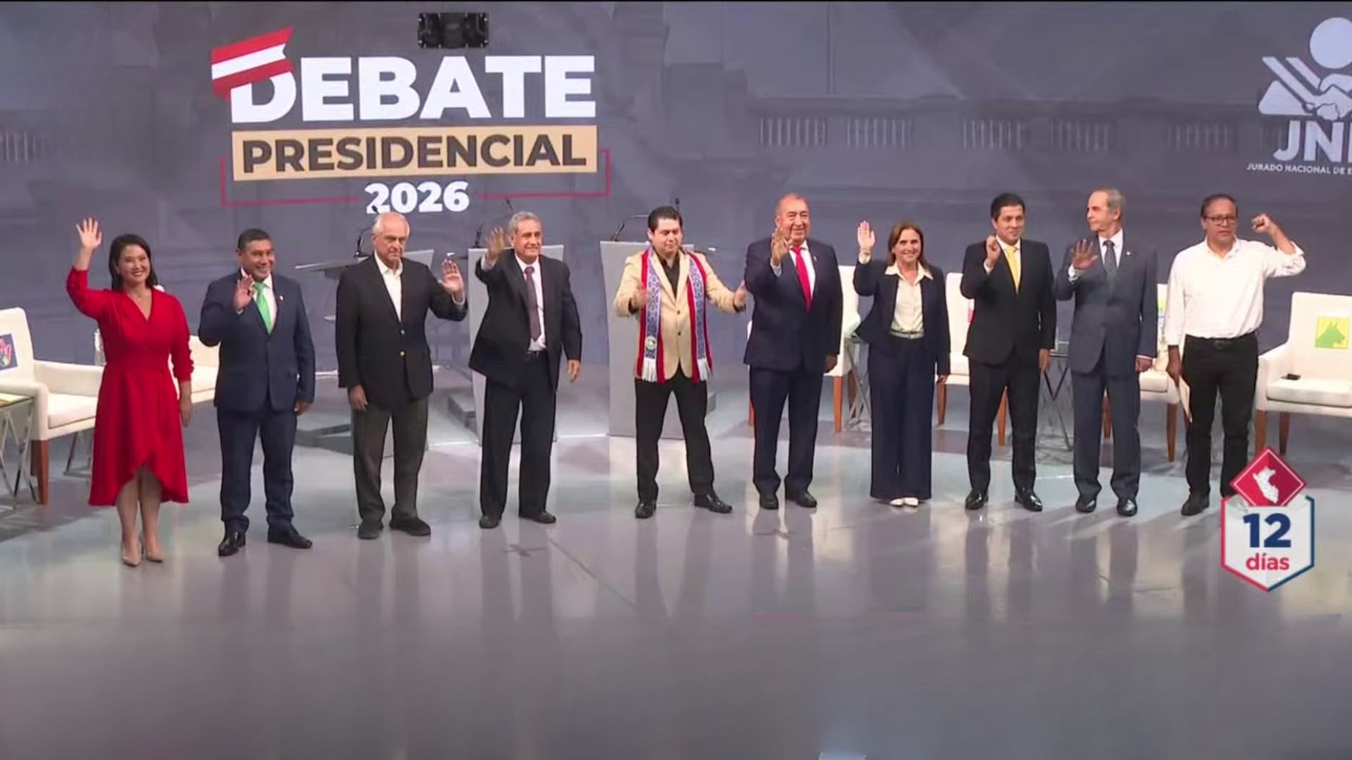 Los candidatos se toman la foto grupal oficial momentos antes de dar inicio a la quinta fecha del Debate Presidencial del JNE.