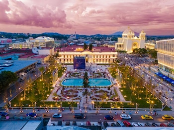 Aceras amplias, cableado subterráneo y orden. La metamorfosis de San Salvador avanza "cuadra por cuadra" (Foto cortesía Investin El Salvador).