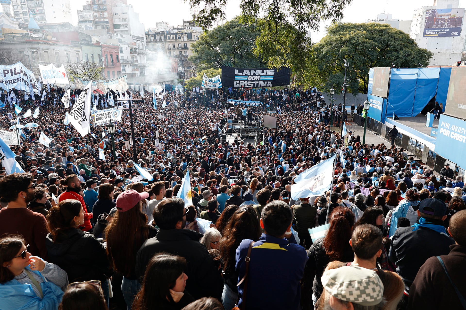 Unas 15 mil personas se acercaron a Parque Lezama para participar del banderazo