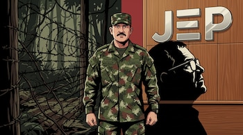 Un militar en uniforme de camuflaje al centro, entre alambre de púas en una selva y un panel de madera con las letras JEP y una silueta.