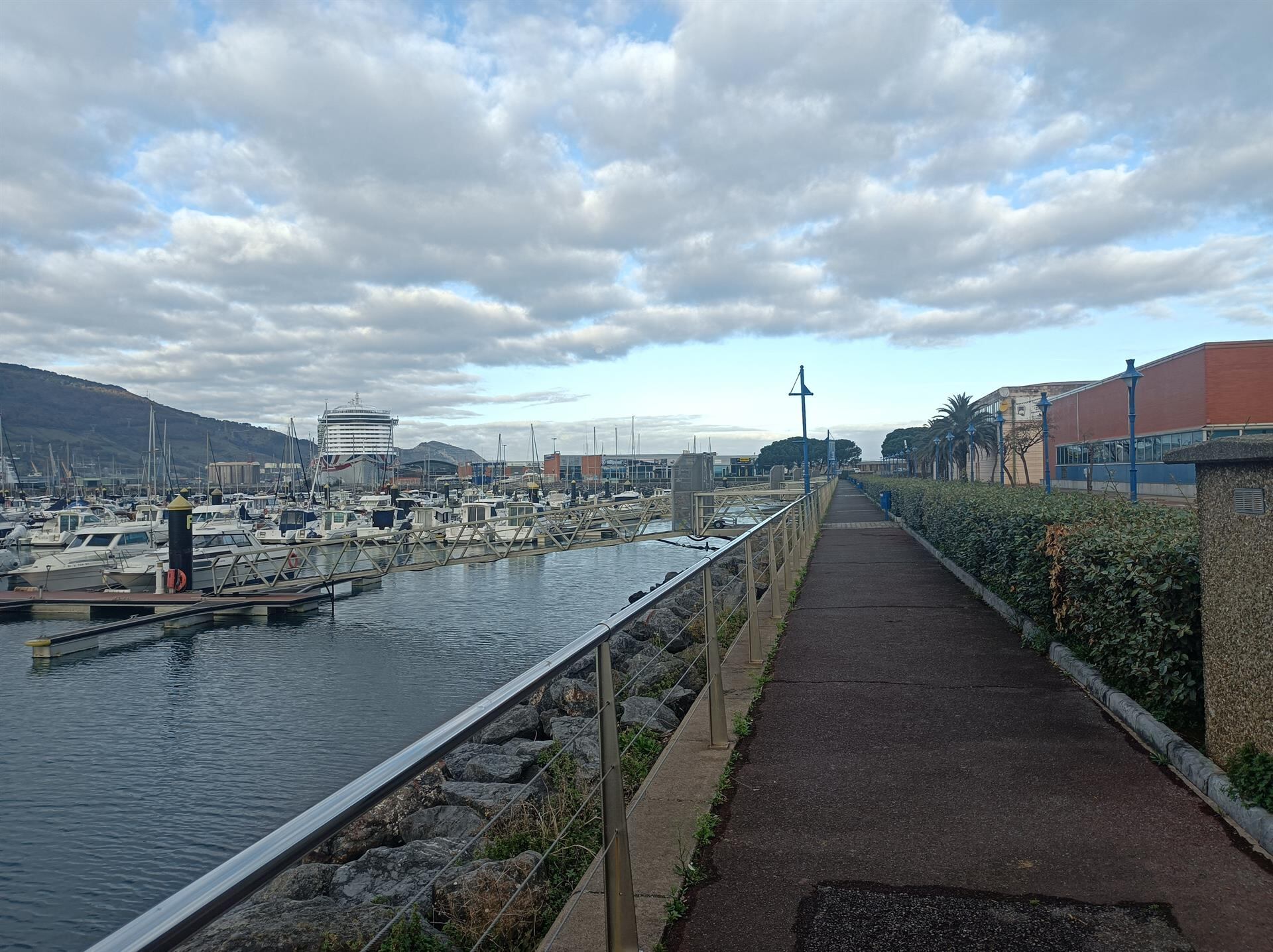 Las temperaturas descenderán mañana en la Península y los cielos permanecerán nubosos con lluvias débiles, según AEMET