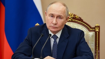 Putin enfrenta el deterioro de la economía rusa en el foro económico de San Petersburgo, bajo la presión de los ataques ucranianos