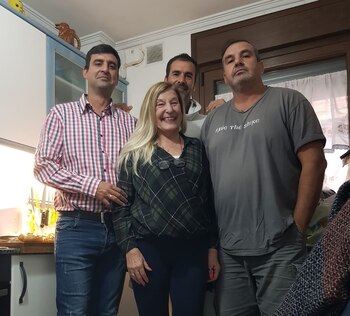 Raúl con su madre y