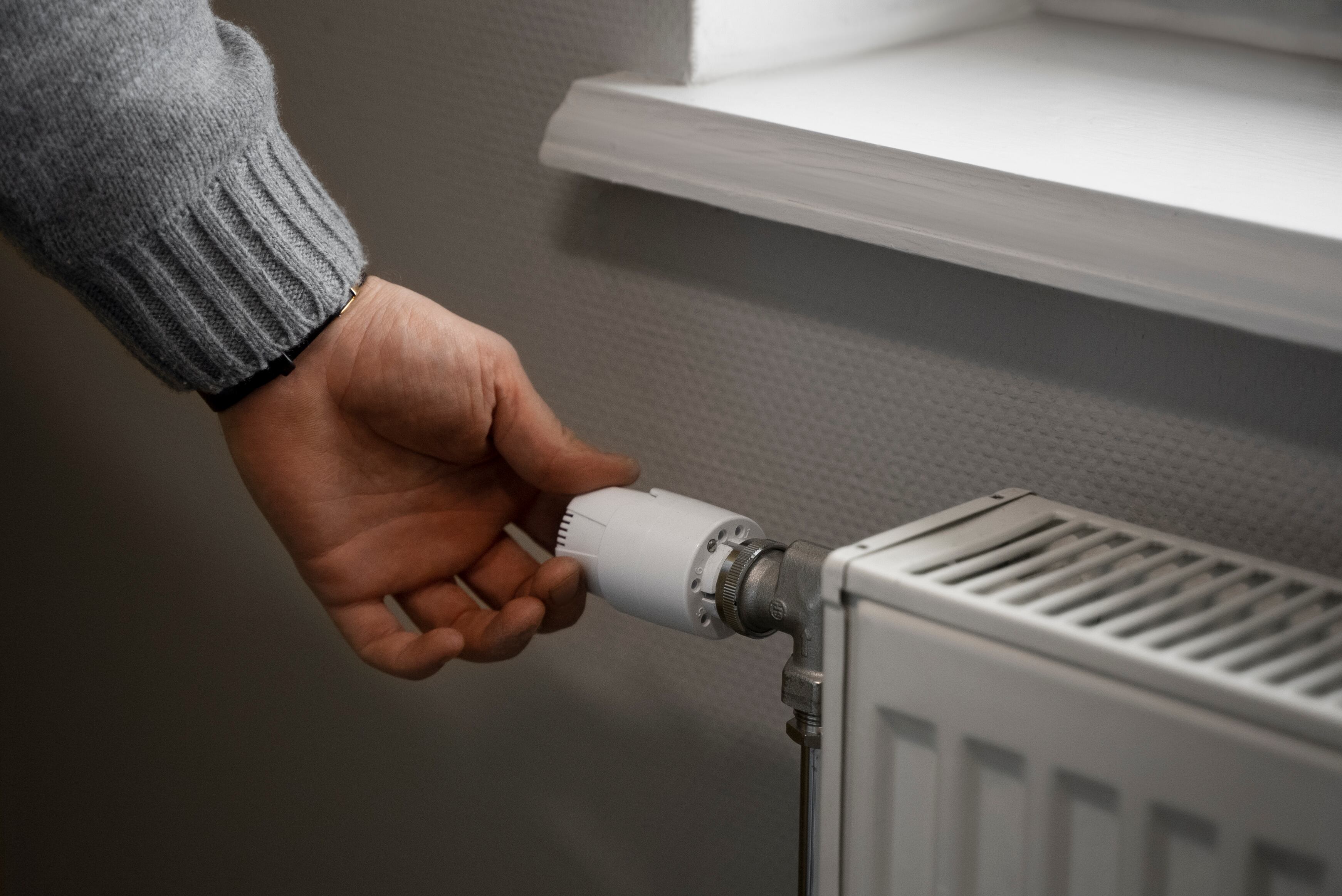 Un hombre controlando la temperatura
(Freepik)