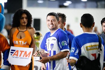 Reimond Manco con el trofeo