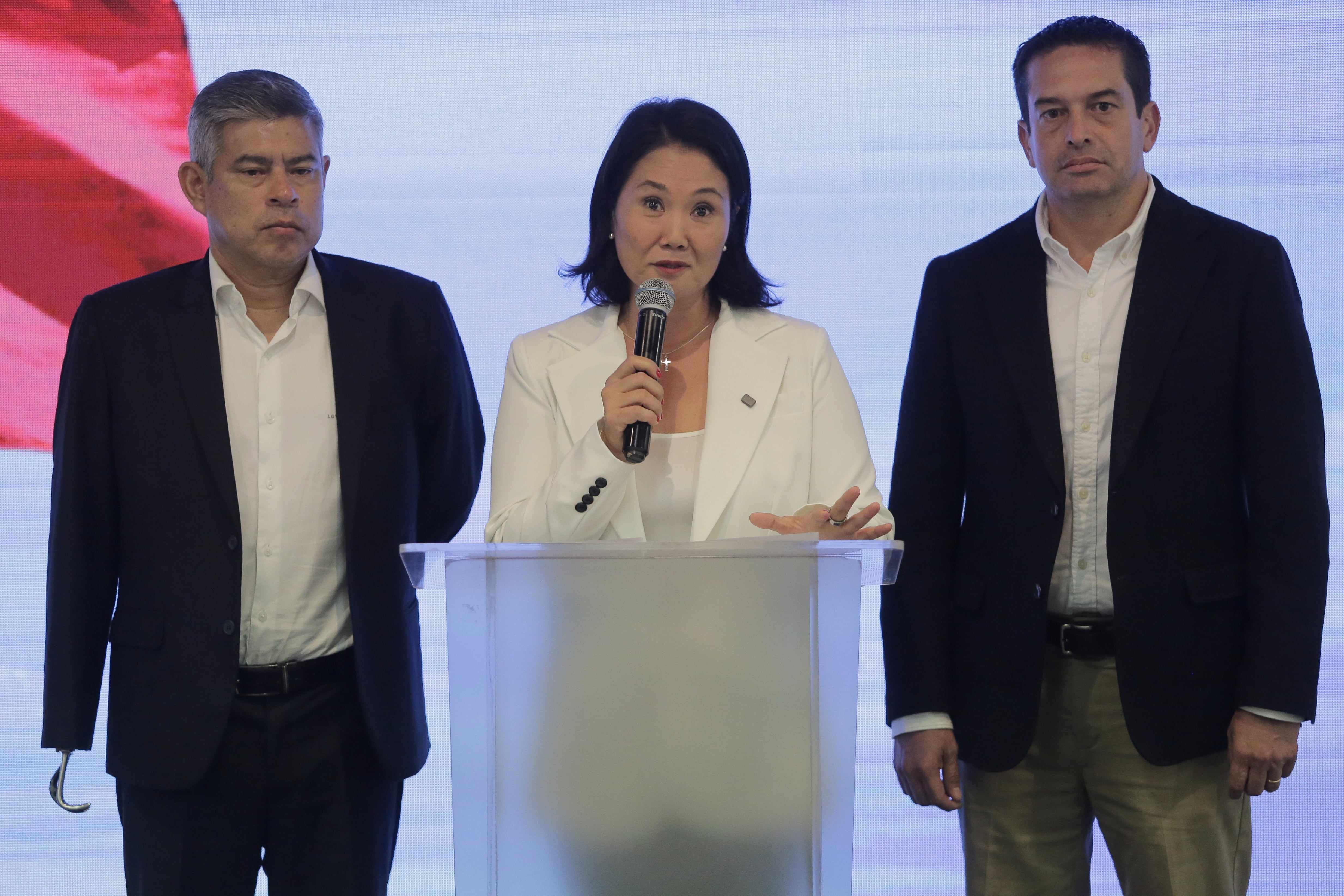 Fujimori, junto a los candidatos al Congreso Luis Galarreta, a la izquierda, y Micky Torres, a la derecha (AP Foto/Gerardo Marin)