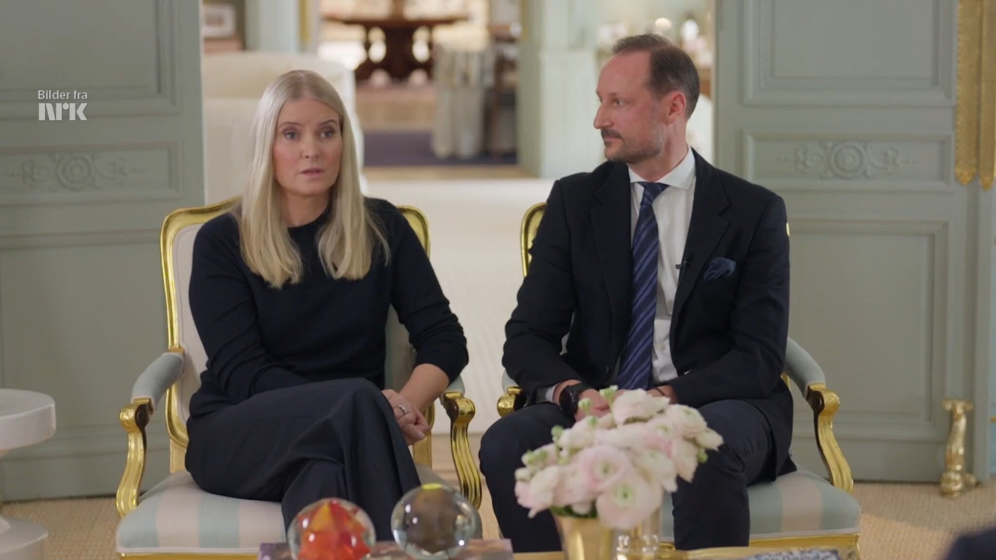 La princesa Mette-Marit y el príncipe heredero Haakon de Noruega en la televisión pública noruega (NRK)