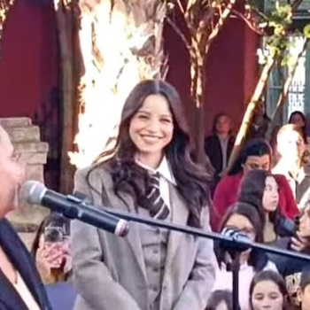 La cantante Emilia Mernes compartió su emoción recordando anécdotas de infancia y agradeciendo a su familia durante el acto oficial en Nogoyá