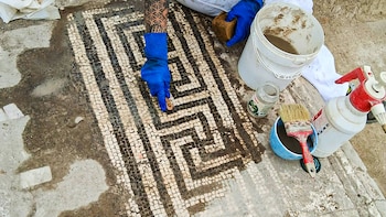 Descubren una nueva villa romana perteneciente a la élite tras frenar una excavación ilegal en las afueras de Roma: aparece una escultura y un gran mosaico