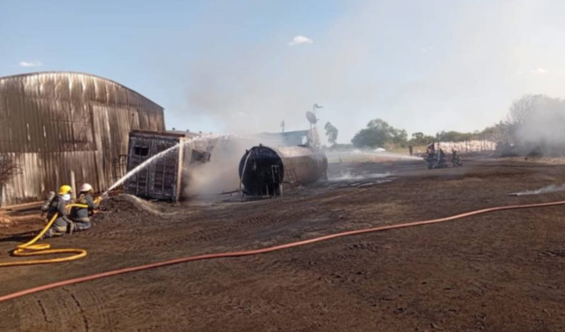 Dotaciones de los Bomberos de Joaquín V. González y del cuartel de Bomberos Voluntarios 8 de Agosto trabajaron en el lugar (Laventanainfo de Anta)